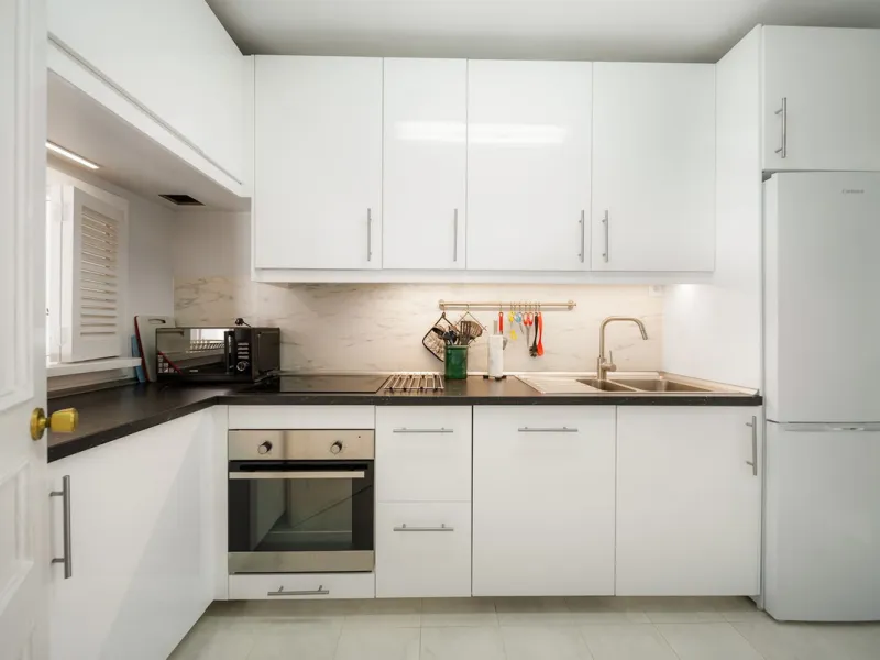 South-facing two-bedroom apartment located in the popular Jardines de Calahonda community.