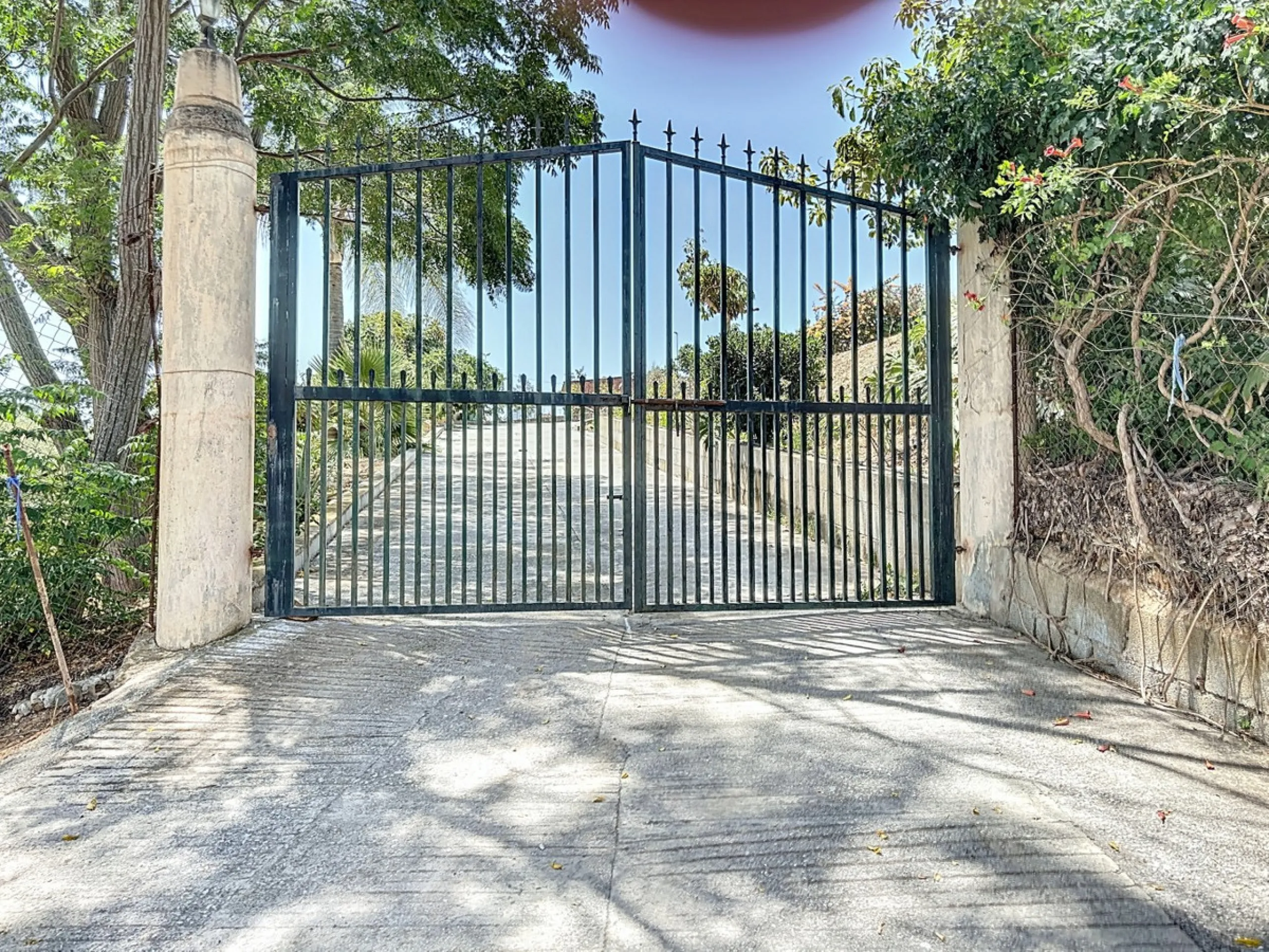 For sale: an impressive country house in Torre del Mar, perfect for those seeking a retreat in the heart of nature without sacrificing comfort. The property boasts a living area of 224 m2 and is situated on a large, fully fenced plot of 4045 m2, ensuring 