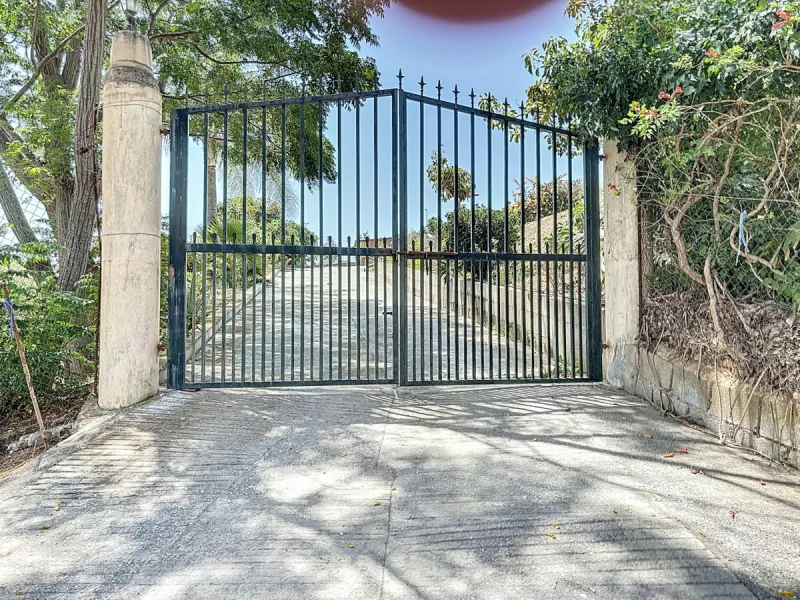 For sale: an impressive country house in Torre del Mar, perfect for those seeking a retreat in the heart of nature without sacrificing comfort. The property boasts a living area of 224 m2 and is situated on a large, fully fenced plot of 4045 m2, ensuring 