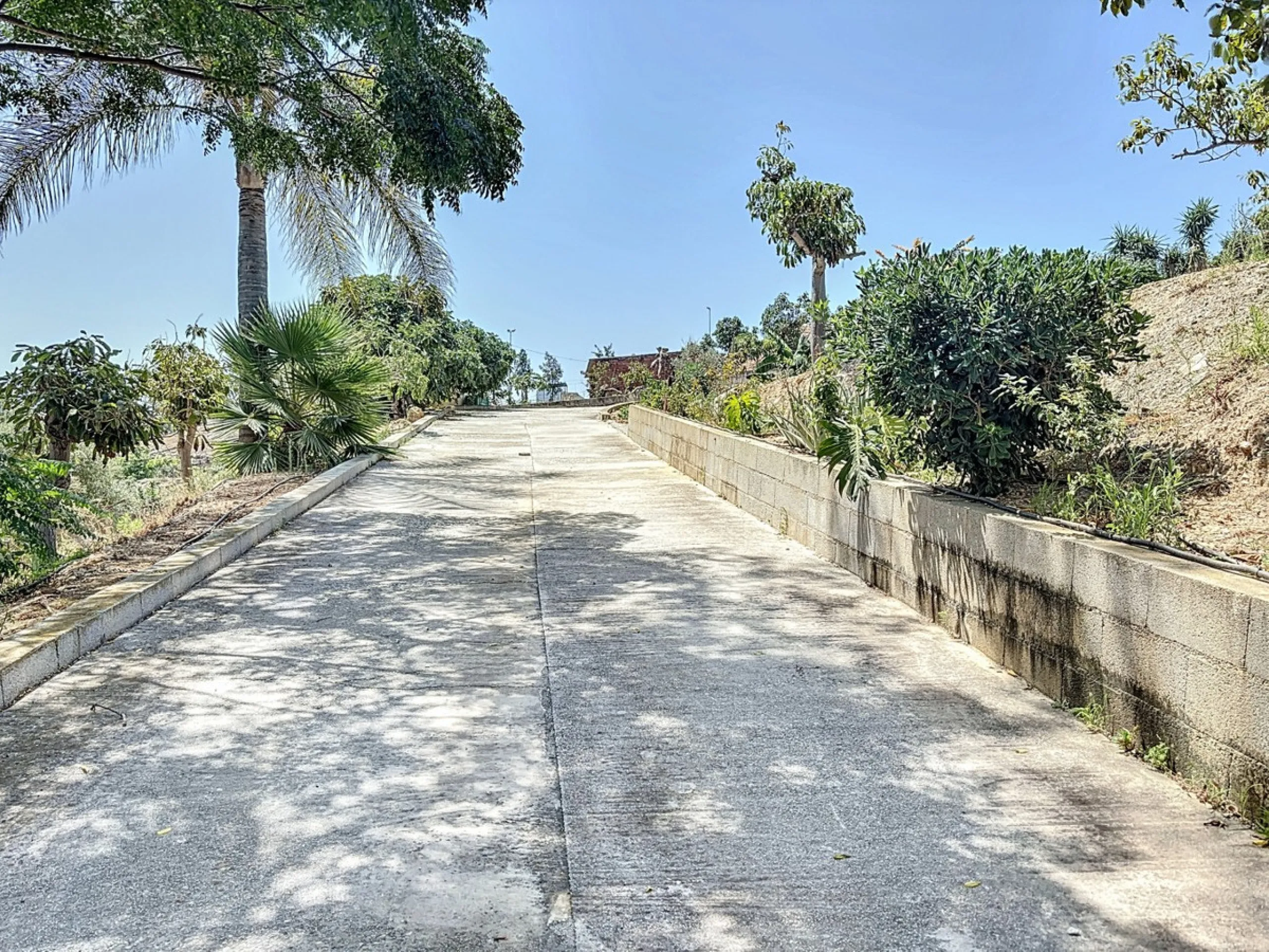 For sale: an impressive country house in Torre del Mar, perfect for those seeking a retreat in the heart of nature without sacrificing comfort. The property boasts a living area of 224 m2 and is situated on a large, fully fenced plot of 4045 m2, ensuring 