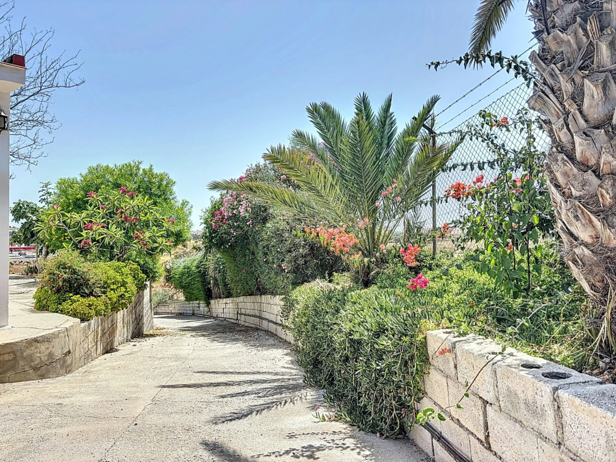 For sale: an impressive country house in Torre del Mar, perfect for those seeking a retreat in the heart of nature without sacrificing comfort. The property boasts a living area of 224 m2 and is situated on a large, fully fenced plot of 4045 m2, ensuring 