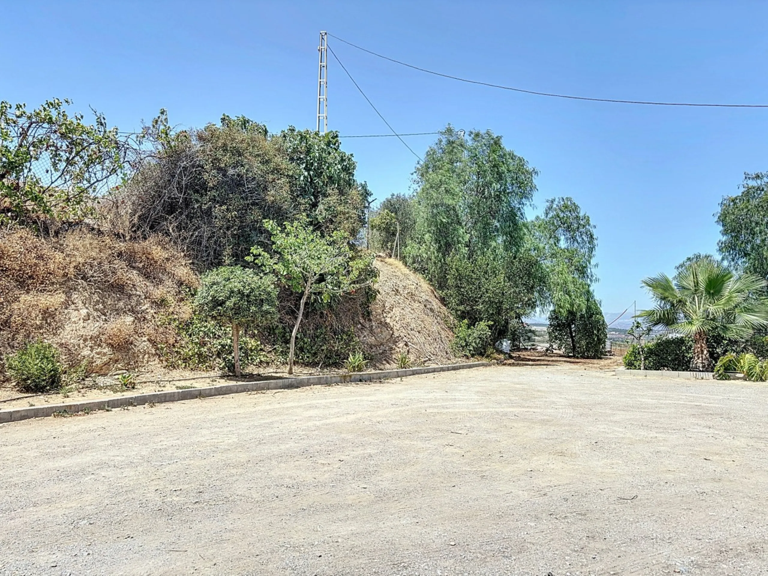 For sale: an impressive country house in Torre del Mar, perfect for those seeking a retreat in the heart of nature without sacrificing comfort. The property boasts a living area of 224 m2 and is situated on a large, fully fenced plot of 4045 m2, ensuring 