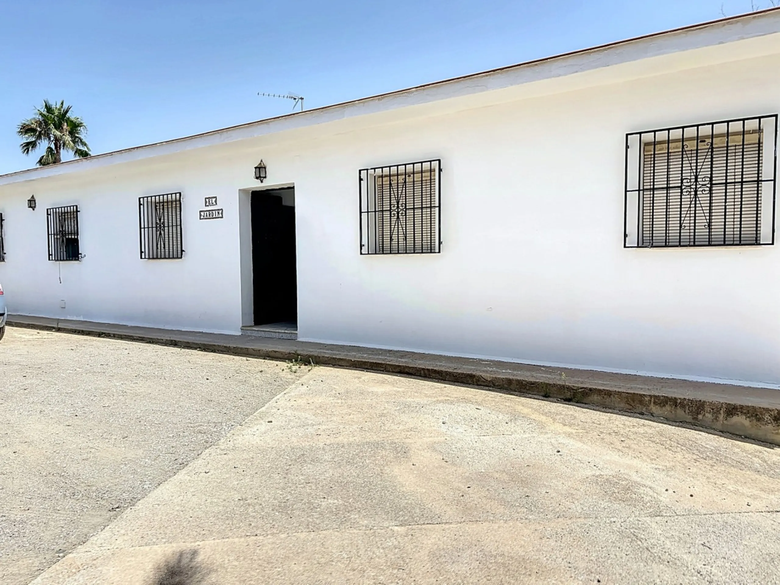 For sale: an impressive country house in Torre del Mar, perfect for those seeking a retreat in the heart of nature without sacrificing comfort. The property boasts a living area of 224 m2 and is situated on a large, fully fenced plot of 4045 m2, ensuring 