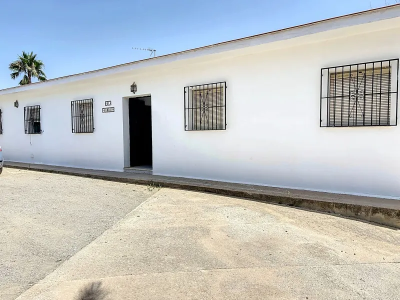 For sale: an impressive country house in Torre del Mar, perfect for those seeking a retreat in the heart of nature without sacrificing comfort. The property boasts a living area of 224 m2 and is situated on a large, fully fenced plot of 4045 m2, ensuring 