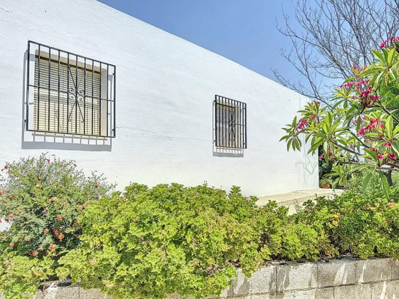 For sale: an impressive country house in Torre del Mar, perfect for those seeking a retreat in the heart of nature without sacrificing comfort. The property boasts a living area of 224 m2 and is situated on a large, fully fenced plot of 4045 m2, ensuring 