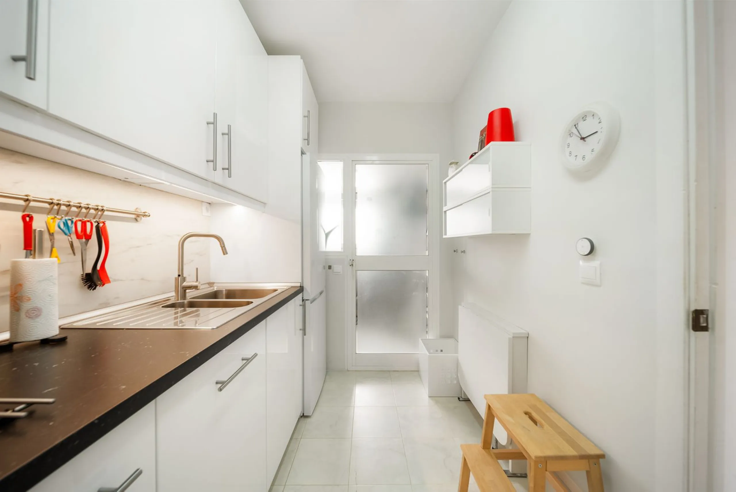 South-facing two-bedroom apartment located in the popular Jardines de Calahonda community.
