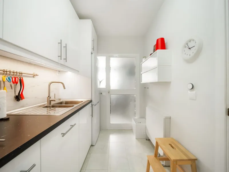 South-facing two-bedroom apartment located in the popular Jardines de Calahonda community.