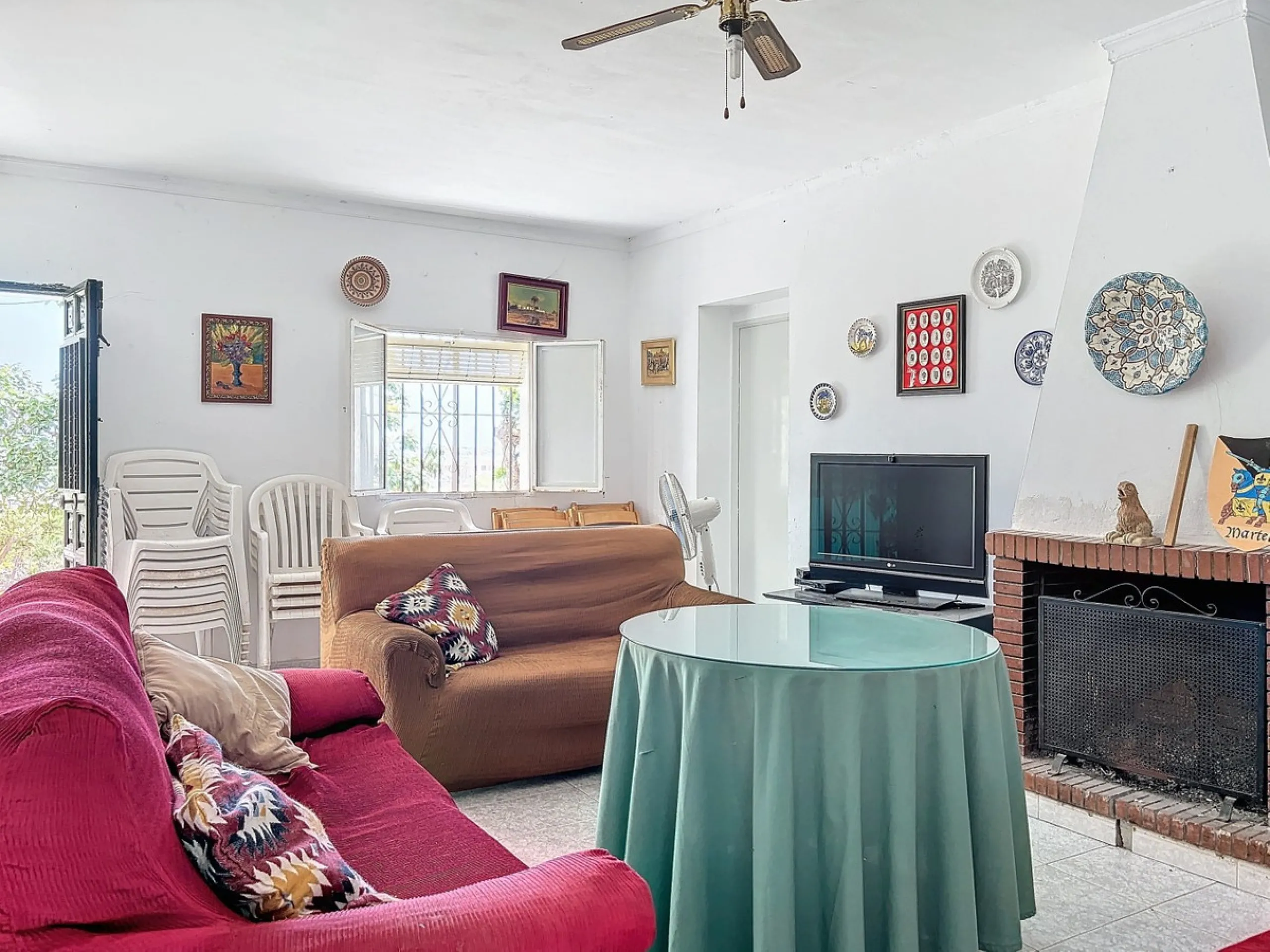 For sale: an impressive country house in Torre del Mar, perfect for those seeking a retreat in the heart of nature without sacrificing comfort. The property boasts a living area of 224 m2 and is situated on a large, fully fenced plot of 4045 m2, ensuring 