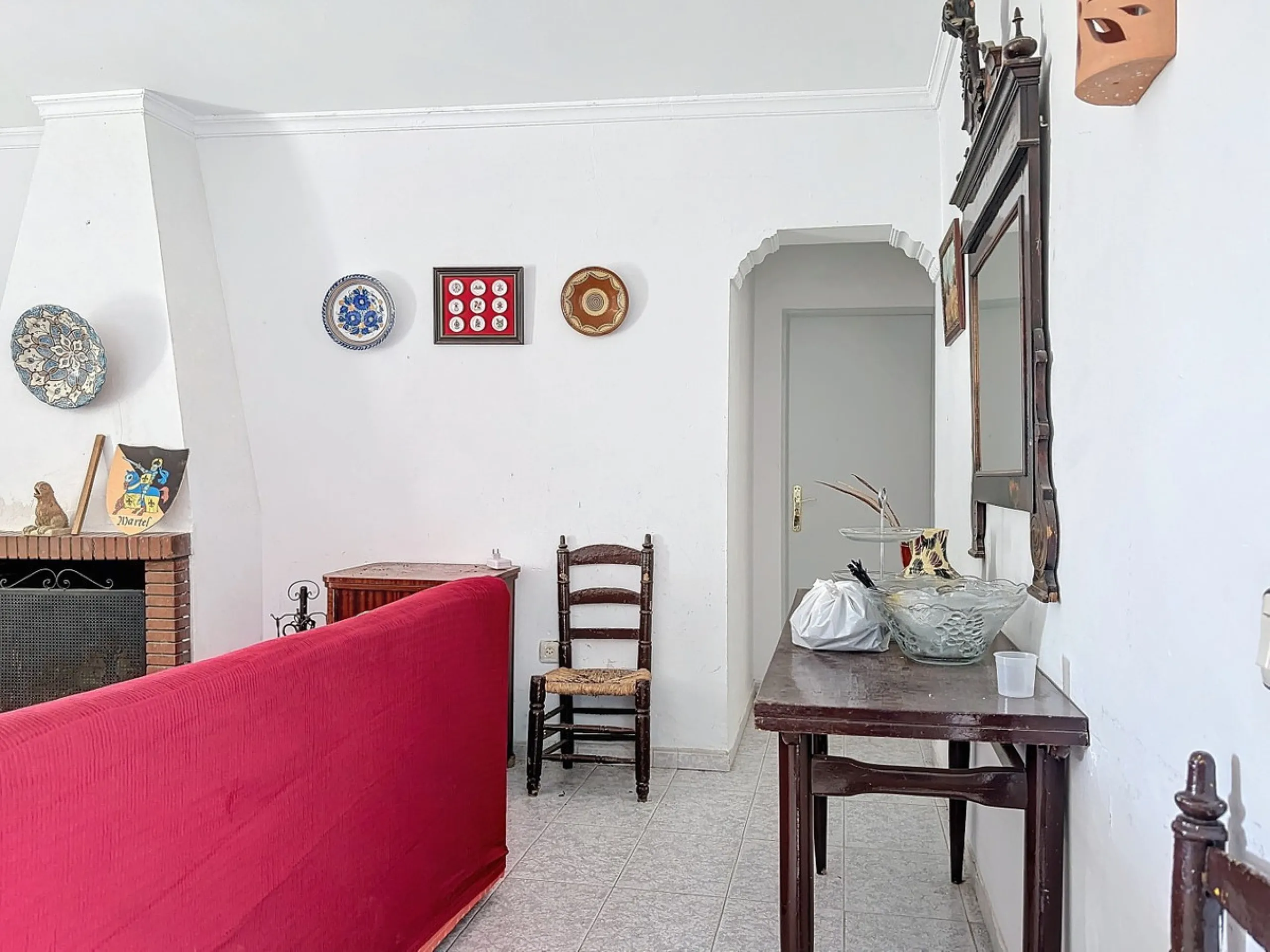 For sale: an impressive country house in Torre del Mar, perfect for those seeking a retreat in the heart of nature without sacrificing comfort. The property boasts a living area of 224 m2 and is situated on a large, fully fenced plot of 4045 m2, ensuring 