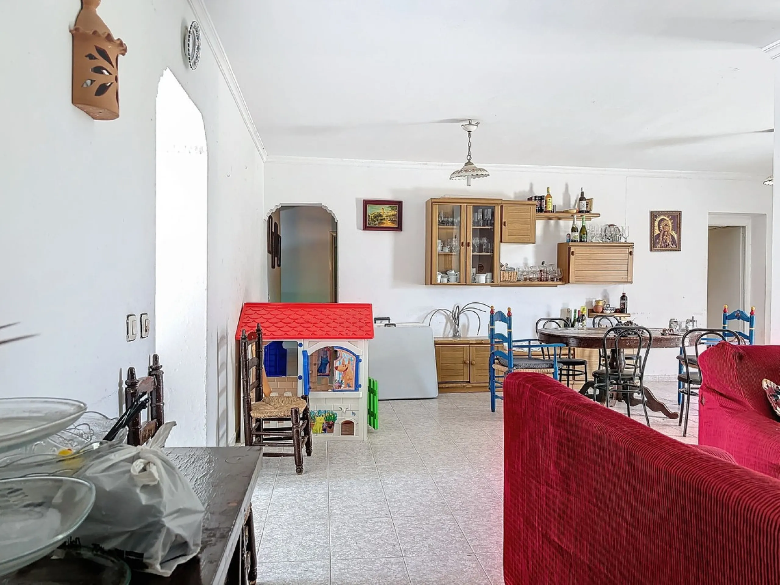 For sale: an impressive country house in Torre del Mar, perfect for those seeking a retreat in the heart of nature without sacrificing comfort. The property boasts a living area of 224 m2 and is situated on a large, fully fenced plot of 4045 m2, ensuring 