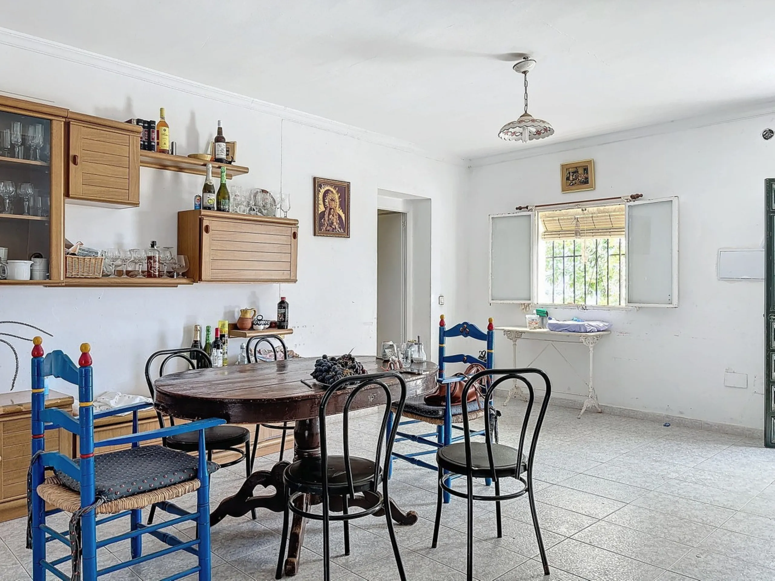 For sale: an impressive country house in Torre del Mar, perfect for those seeking a retreat in the heart of nature without sacrificing comfort. The property boasts a living area of 224 m2 and is situated on a large, fully fenced plot of 4045 m2, ensuring 