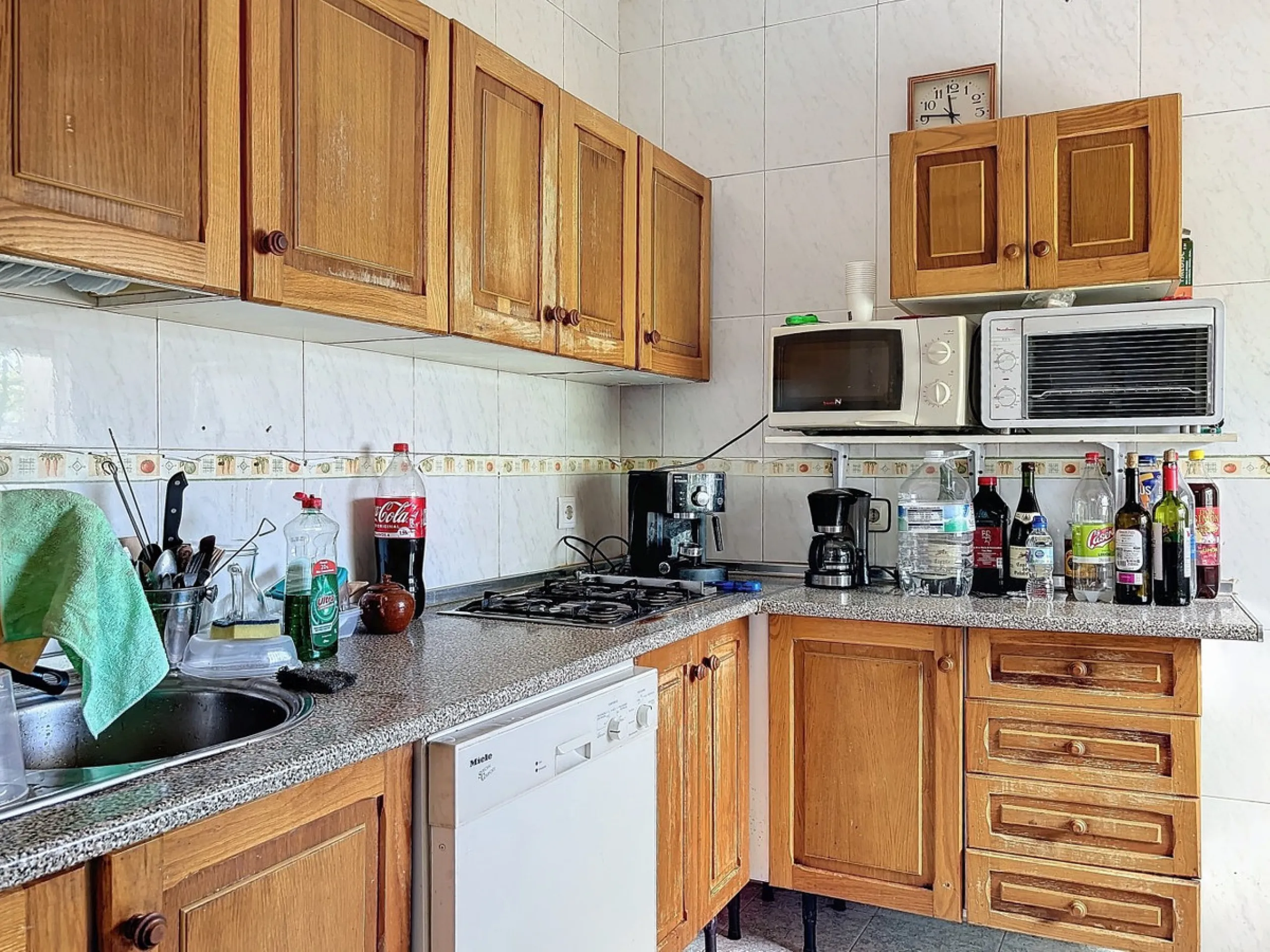 For sale: an impressive country house in Torre del Mar, perfect for those seeking a retreat in the heart of nature without sacrificing comfort. The property boasts a living area of 224 m2 and is situated on a large, fully fenced plot of 4045 m2, ensuring 