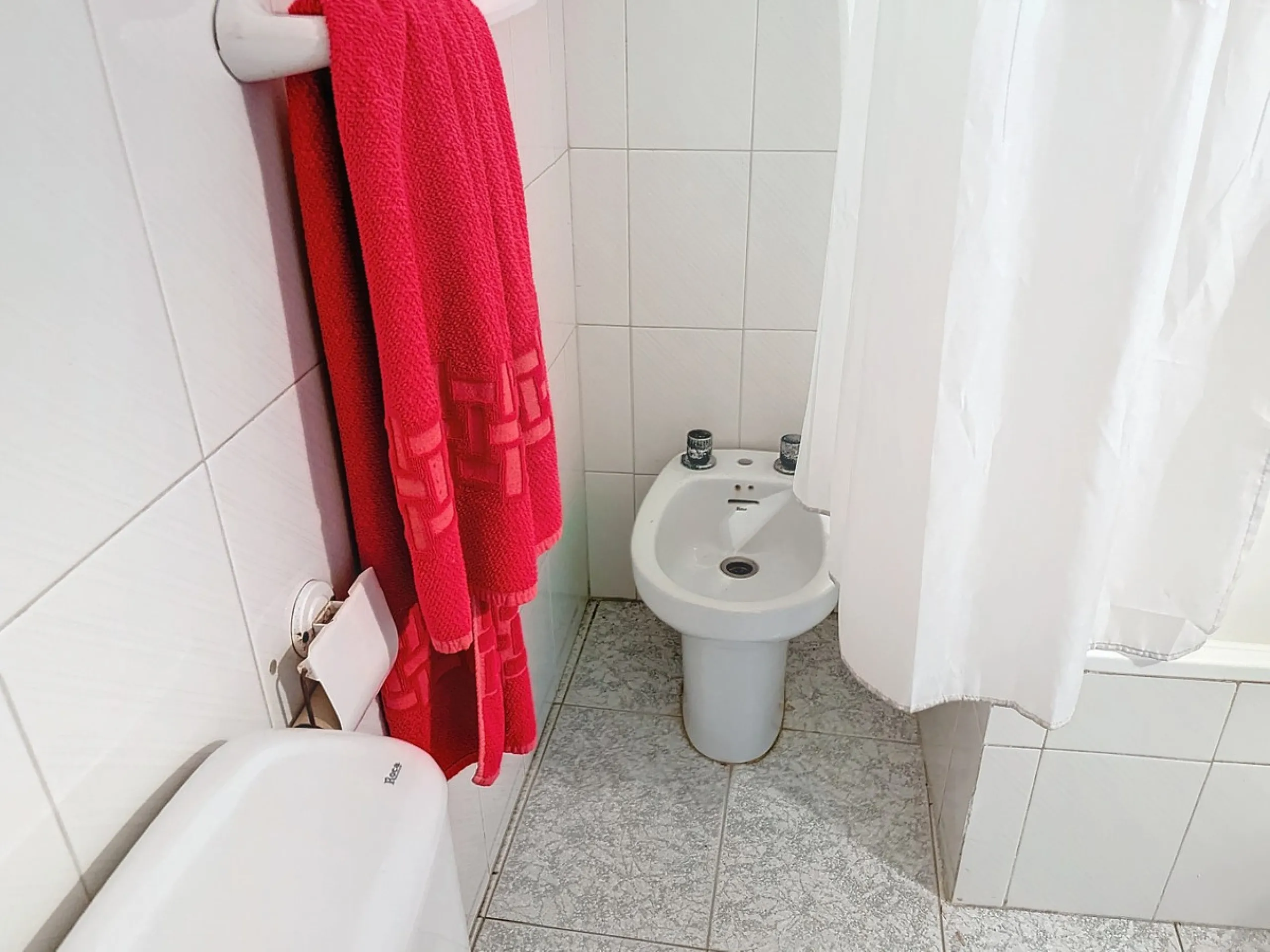 For sale: an impressive country house in Torre del Mar, perfect for those seeking a retreat in the heart of nature without sacrificing comfort. The property boasts a living area of 224 m2 and is situated on a large, fully fenced plot of 4045 m2, ensuring 