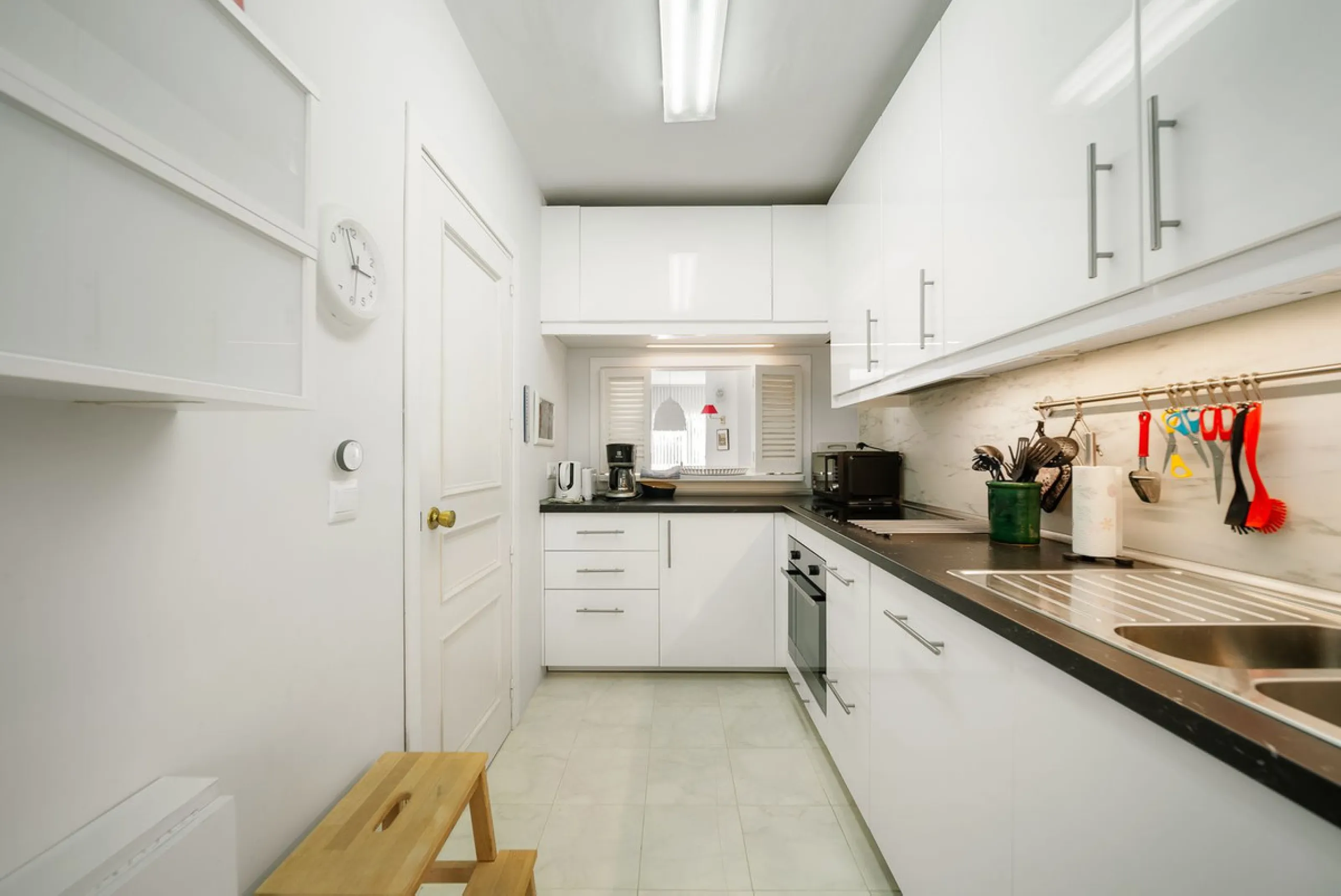 South-facing two-bedroom apartment located in the popular Jardines de Calahonda community.