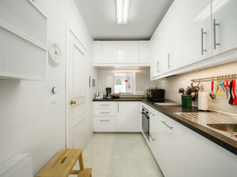 South-facing two-bedroom apartment located in the popular Jardines de Calahonda community.