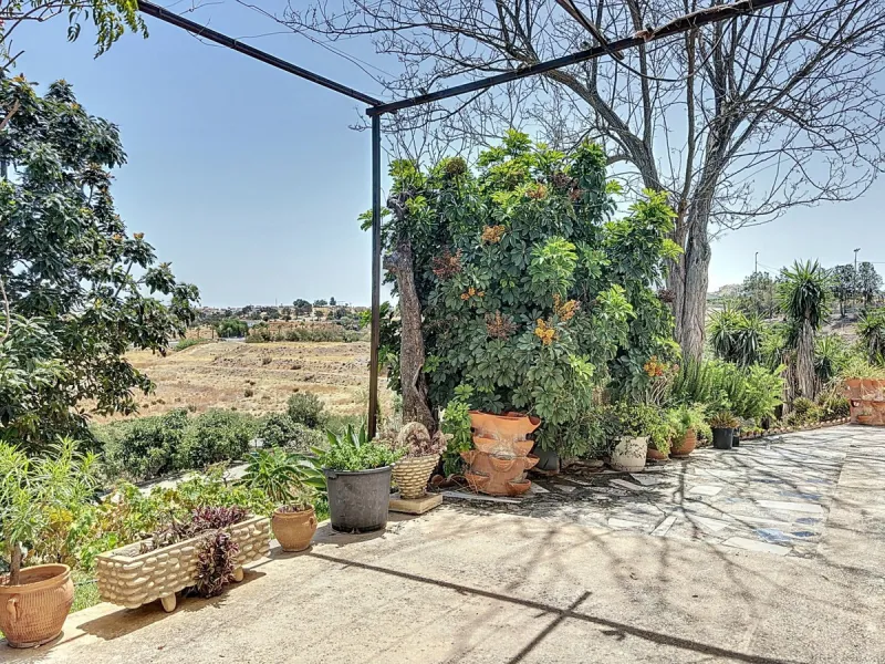 For sale: an impressive country house in Torre del Mar, perfect for those seeking a retreat in the heart of nature without sacrificing comfort. The property boasts a living area of 224 m2 and is situated on a large, fully fenced plot of 4045 m2, ensuring 