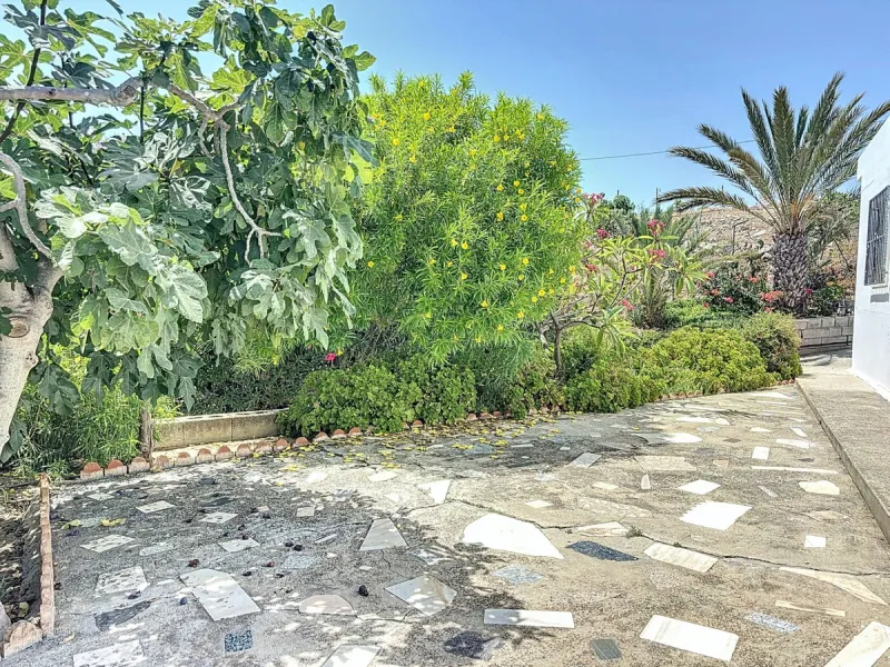 For sale: an impressive country house in Torre del Mar, perfect for those seeking a retreat in the heart of nature without sacrificing comfort. The property boasts a living area of 224 m2 and is situated on a large, fully fenced plot of 4045 m2, ensuring 