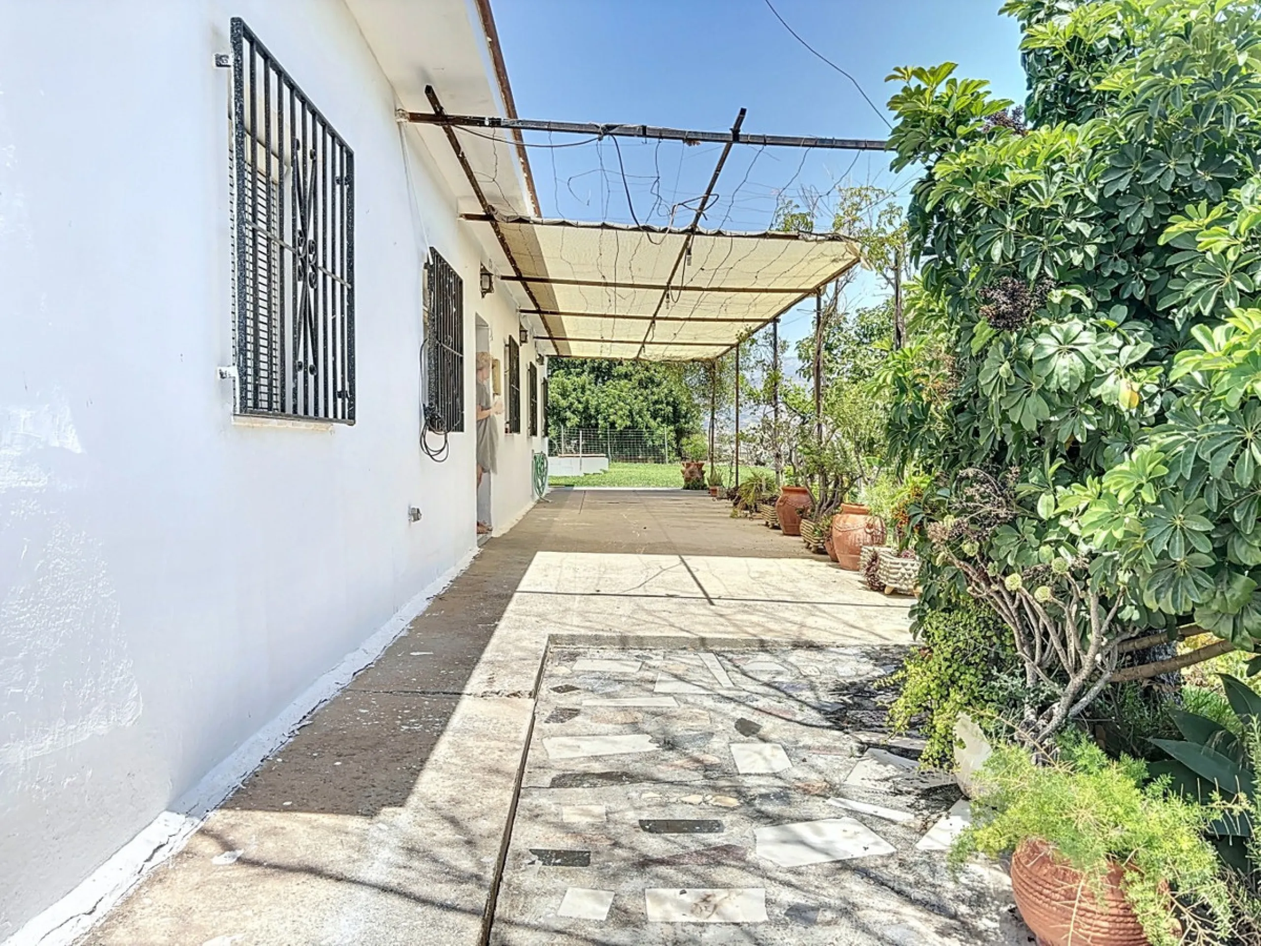 For sale: an impressive country house in Torre del Mar, perfect for those seeking a retreat in the heart of nature without sacrificing comfort. The property boasts a living area of 224 m2 and is situated on a large, fully fenced plot of 4045 m2, ensuring 