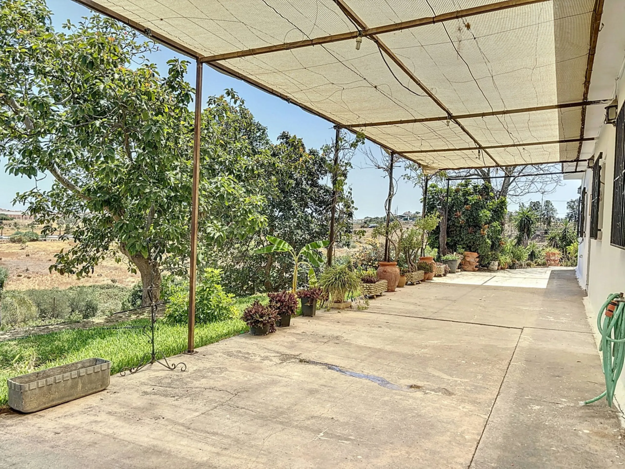 For sale: an impressive country house in Torre del Mar, perfect for those seeking a retreat in the heart of nature without sacrificing comfort. The property boasts a living area of 224 m2 and is situated on a large, fully fenced plot of 4045 m2, ensuring 