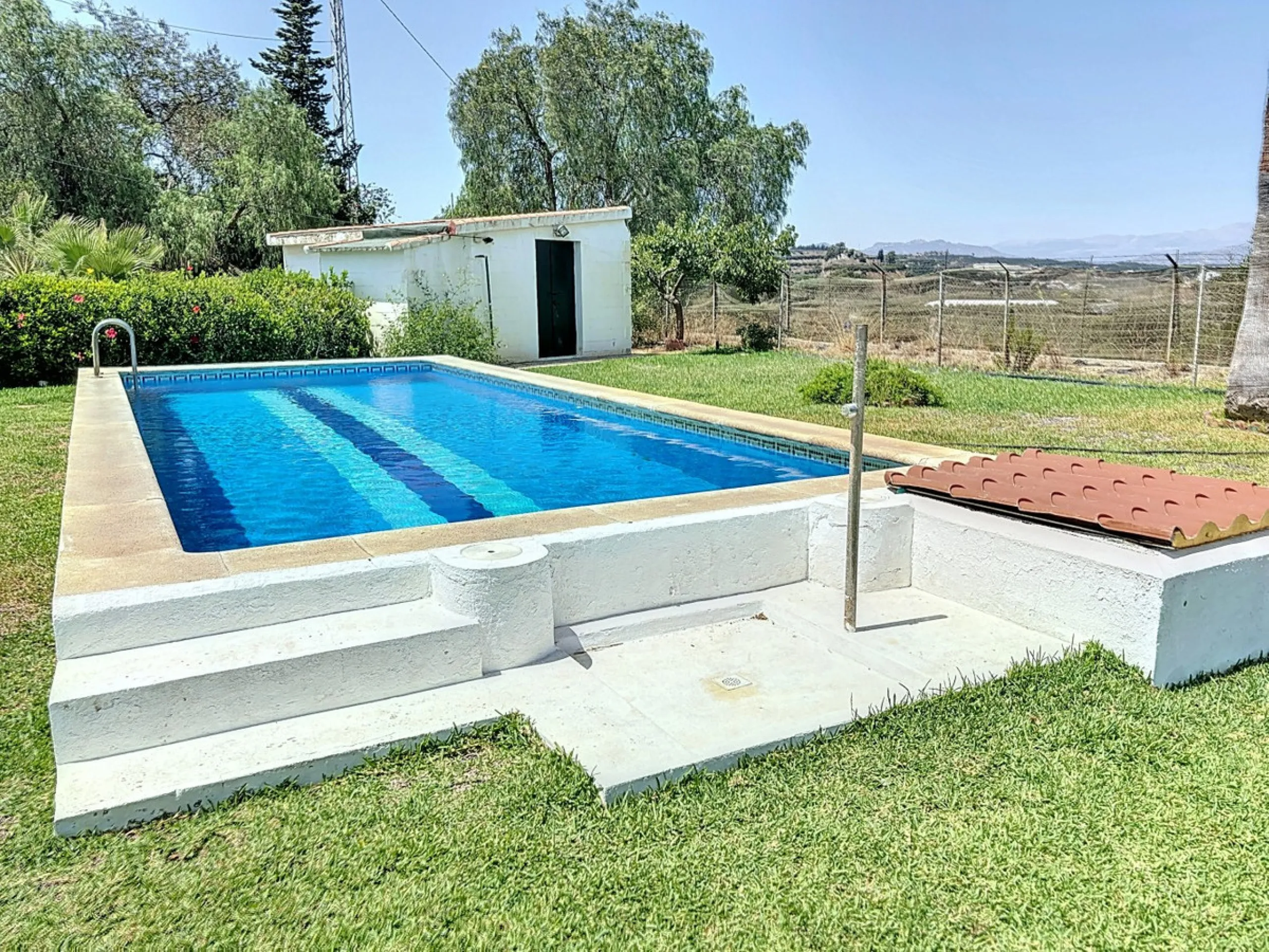 For sale: an impressive country house in Torre del Mar, perfect for those seeking a retreat in the heart of nature without sacrificing comfort. The property boasts a living area of 224 m2 and is situated on a large, fully fenced plot of 4045 m2, ensuring 
