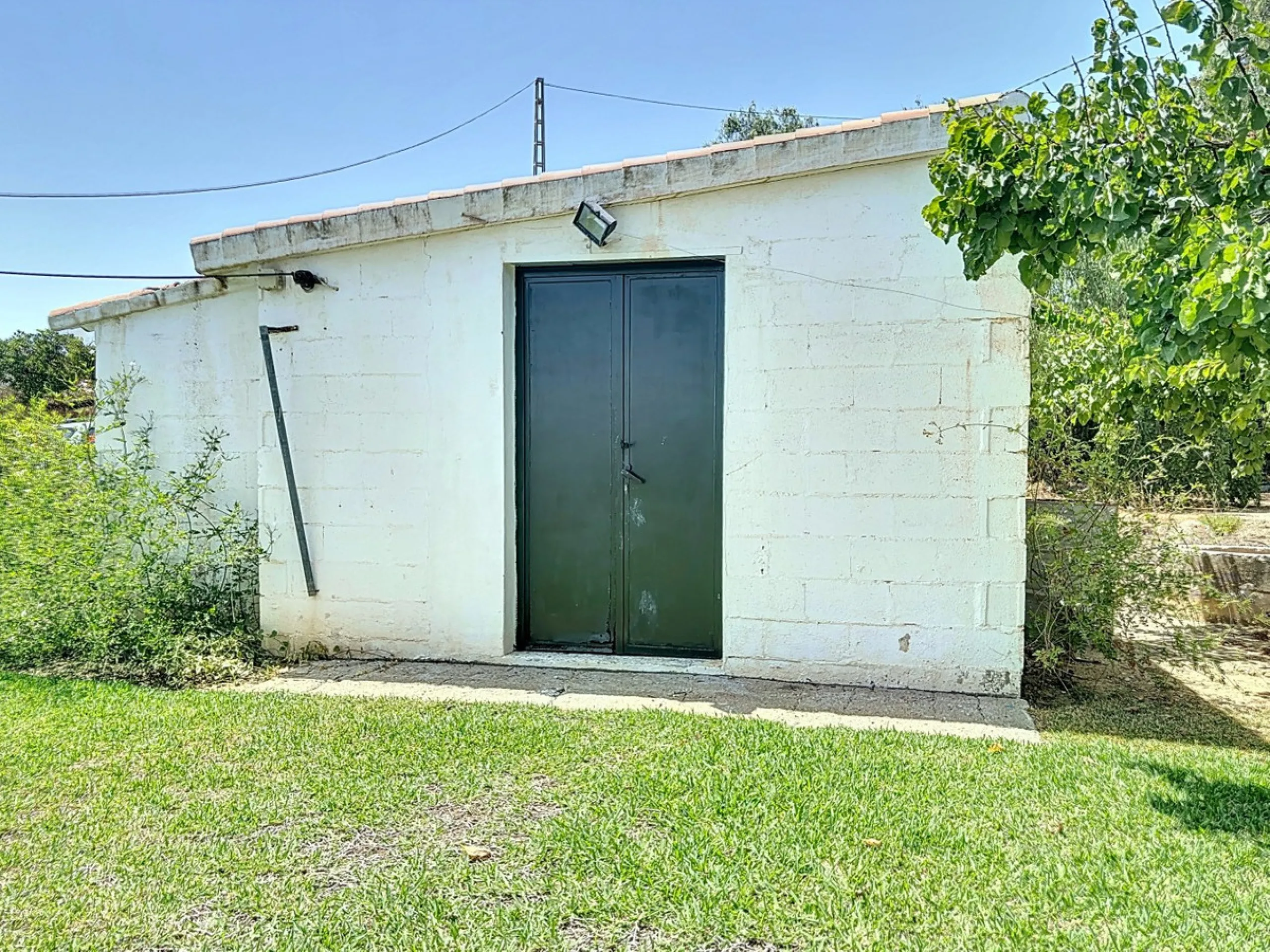 For sale: an impressive country house in Torre del Mar, perfect for those seeking a retreat in the heart of nature without sacrificing comfort. The property boasts a living area of 224 m2 and is situated on a large, fully fenced plot of 4045 m2, ensuring 