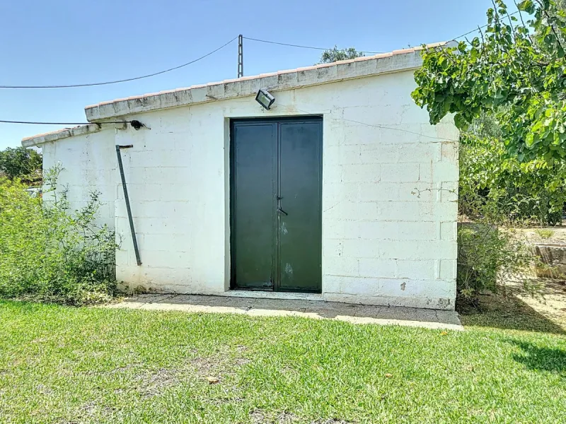 For sale: an impressive country house in Torre del Mar, perfect for those seeking a retreat in the heart of nature without sacrificing comfort. The property boasts a living area of 224 m2 and is situated on a large, fully fenced plot of 4045 m2, ensuring 