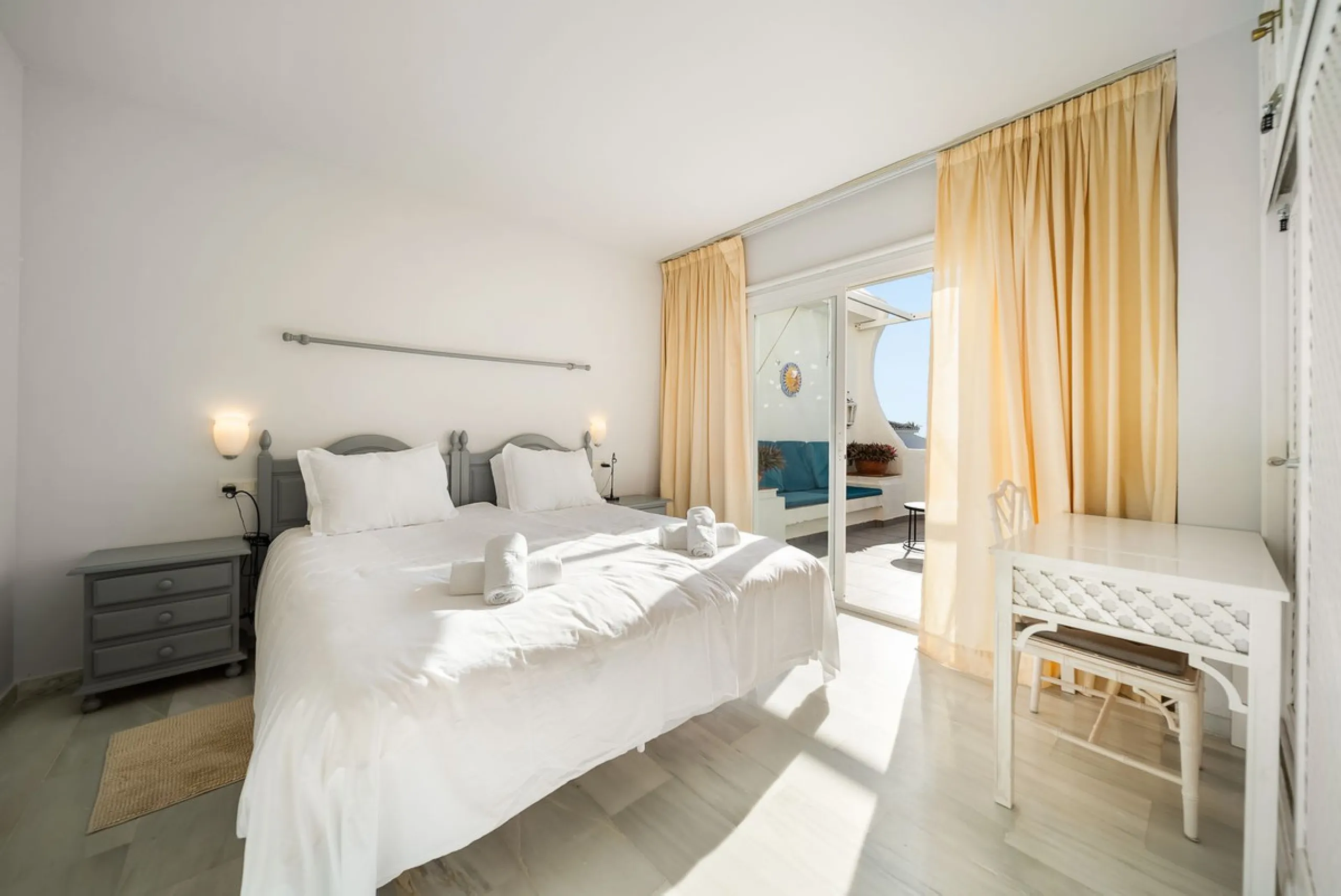 South-facing two-bedroom apartment located in the popular Jardines de Calahonda community.