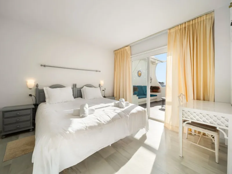 South-facing two-bedroom apartment located in the popular Jardines de Calahonda community.