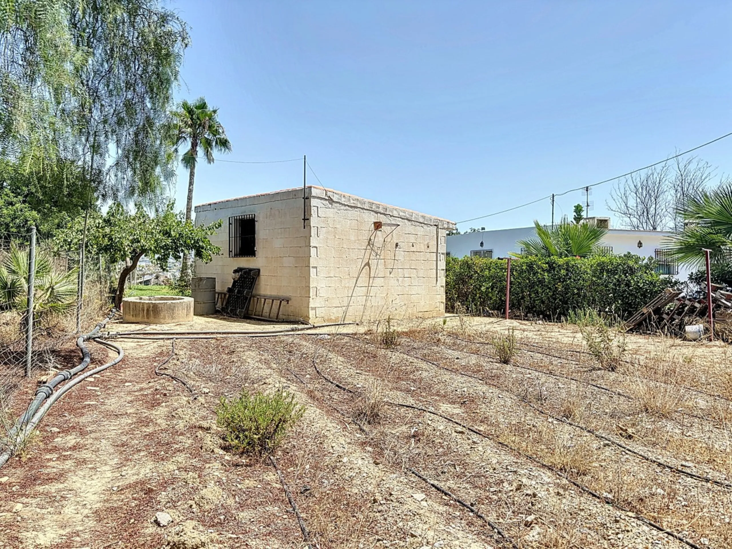For sale: an impressive country house in Torre del Mar, perfect for those seeking a retreat in the heart of nature without sacrificing comfort. The property boasts a living area of 224 m2 and is situated on a large, fully fenced plot of 4045 m2, ensuring 