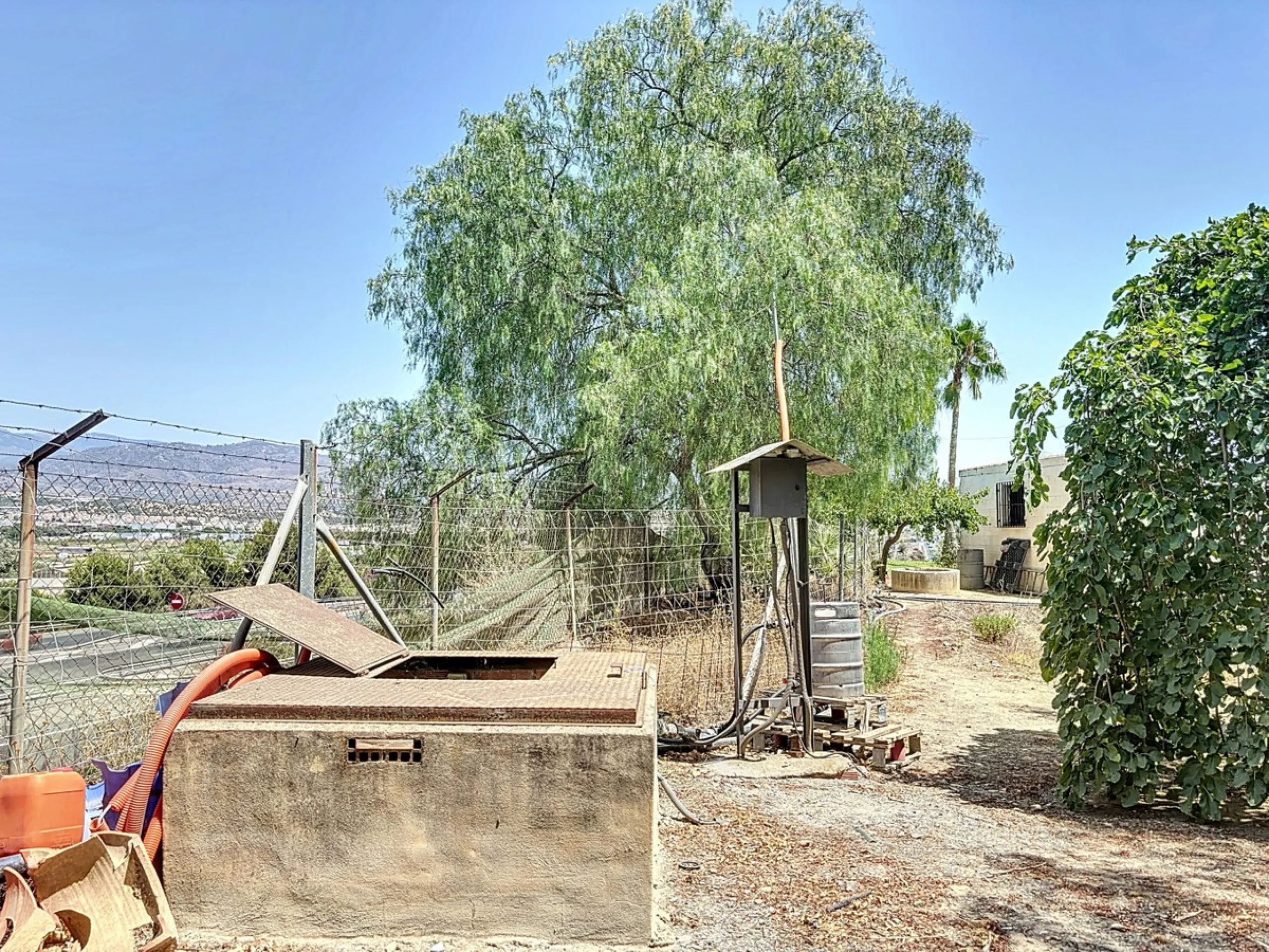 For sale: an impressive country house in Torre del Mar, perfect for those seeking a retreat in the heart of nature without sacrificing comfort. The property boasts a living area of 224 m2 and is situated on a large, fully fenced plot of 4045 m2, ensuring 