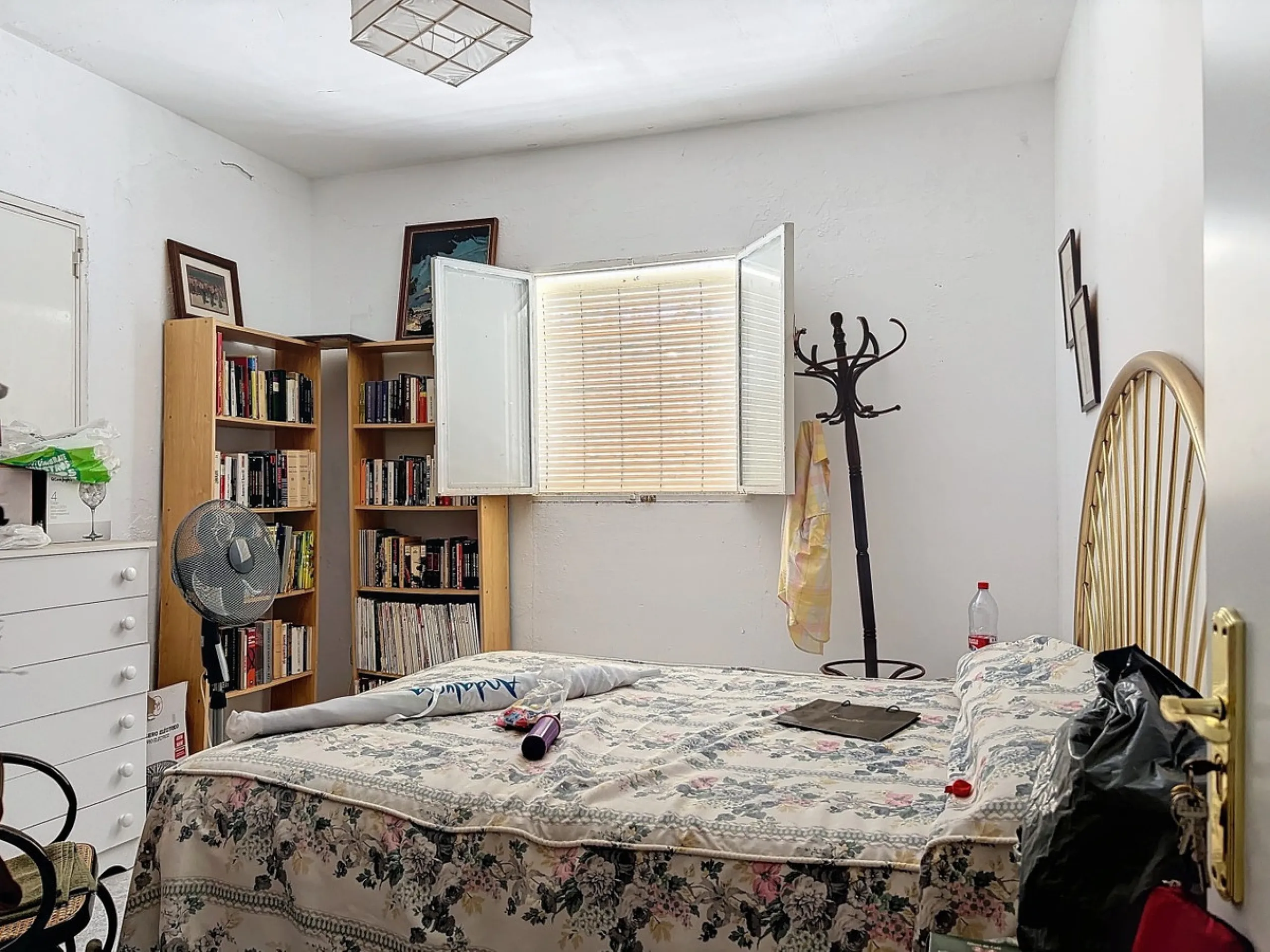 For sale: an impressive country house in Torre del Mar, perfect for those seeking a retreat in the heart of nature without sacrificing comfort. The property boasts a living area of 224 m2 and is situated on a large, fully fenced plot of 4045 m2, ensuring 