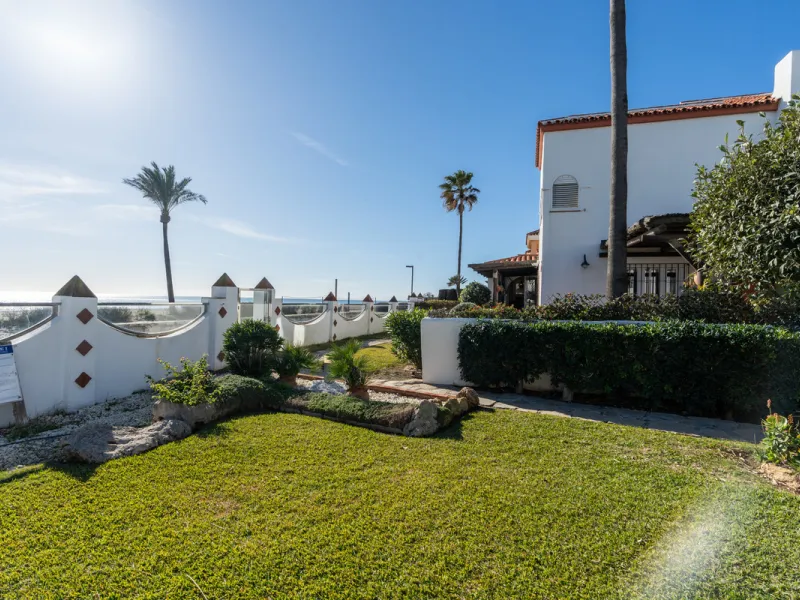 Strandnahes Stadthaus mit Meerblick bei San Luis de Sabinillas, Casares