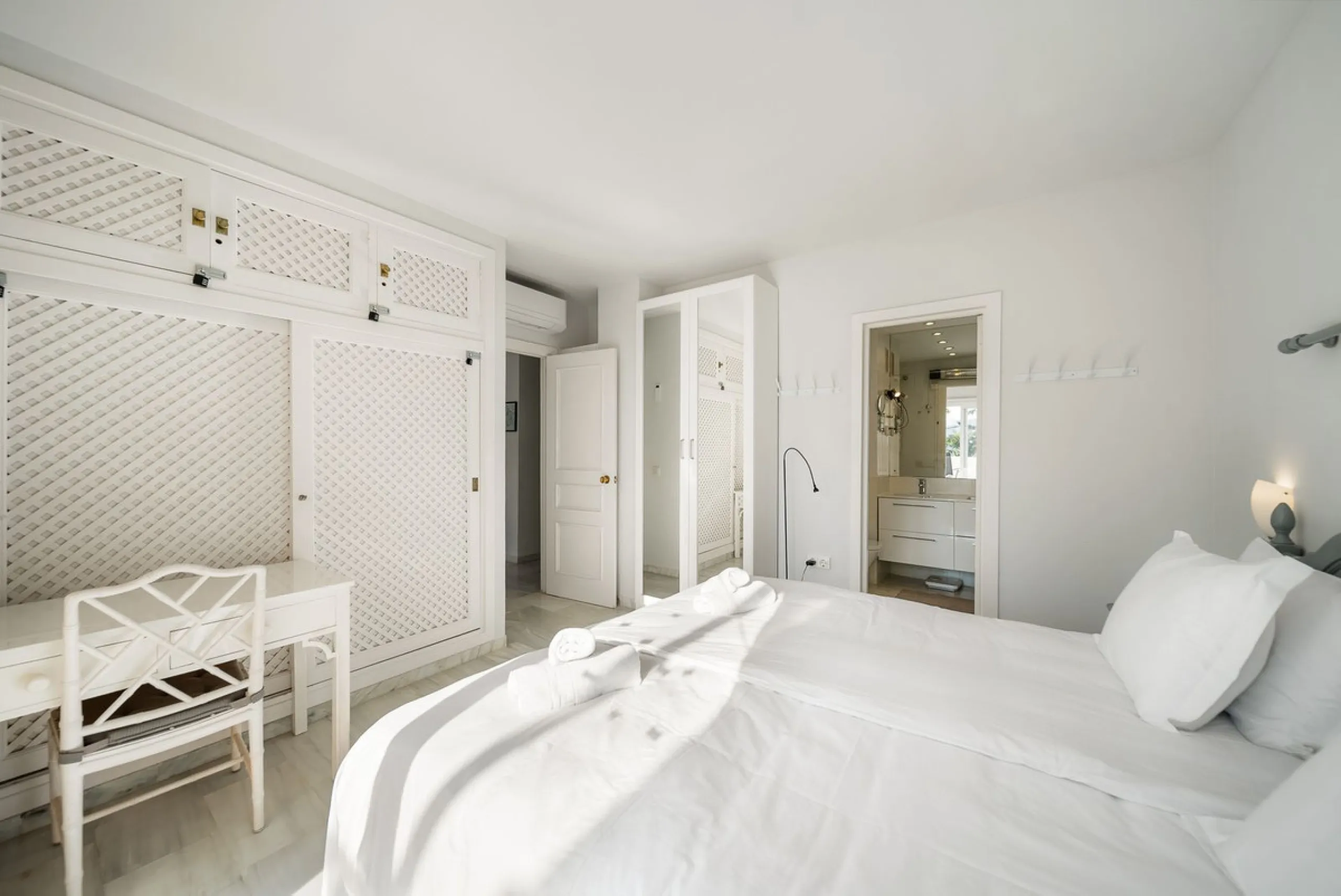 South-facing two-bedroom apartment located in the popular Jardines de Calahonda community.
