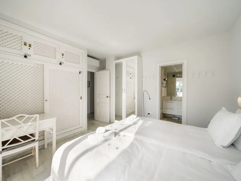 South-facing two-bedroom apartment located in the popular Jardines de Calahonda community.