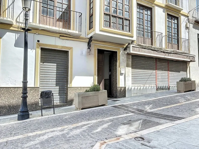 A majestic historical mansion from 1930 is for sale in Vélez Málaga, spread over three floors, featuring impressive architecture and multiple versatile spaces. On the ground floor, there are two commercial premises located on the sides of the building, id