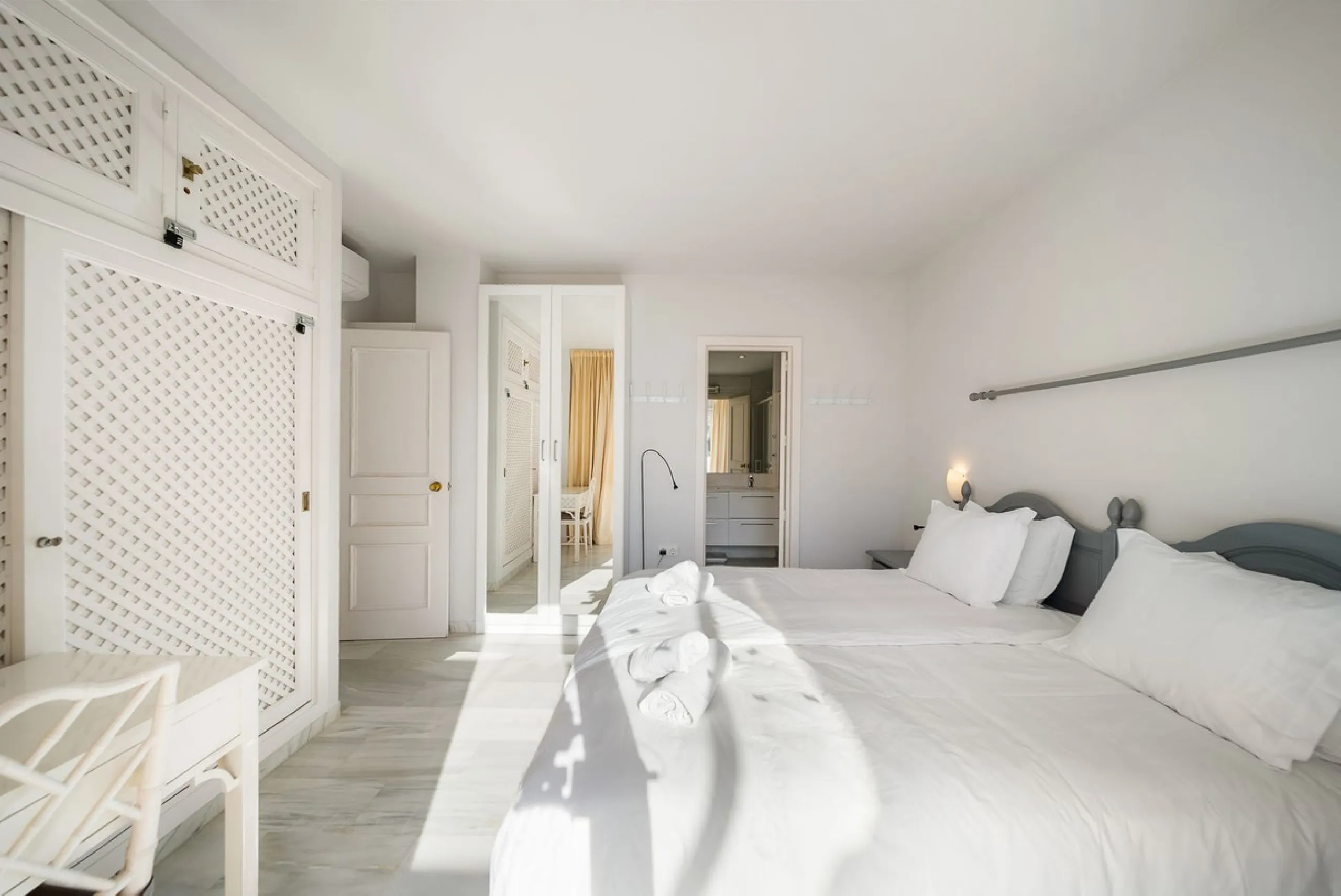 South-facing two-bedroom apartment located in the popular Jardines de Calahonda community.