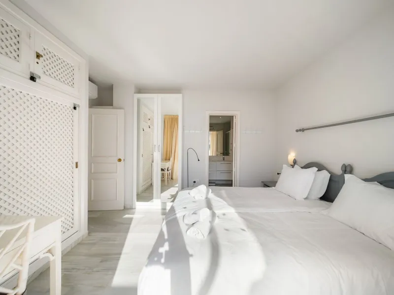 South-facing two-bedroom apartment located in the popular Jardines de Calahonda community.