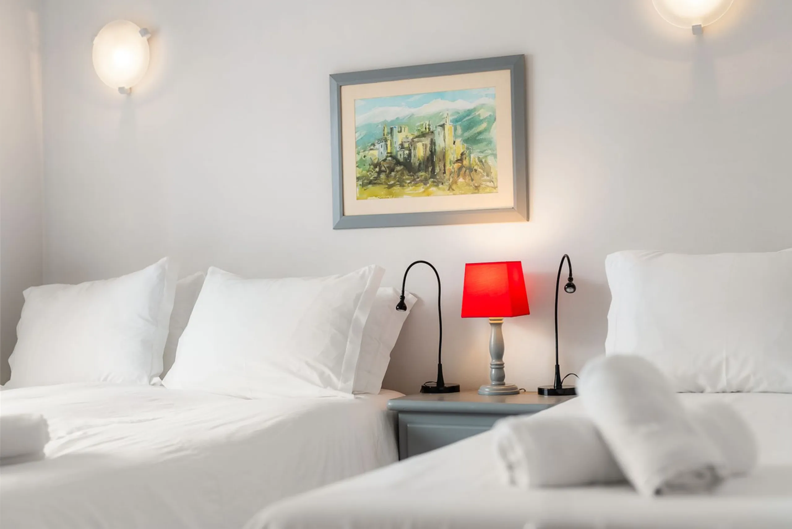 South-facing two-bedroom apartment located in the popular Jardines de Calahonda community.