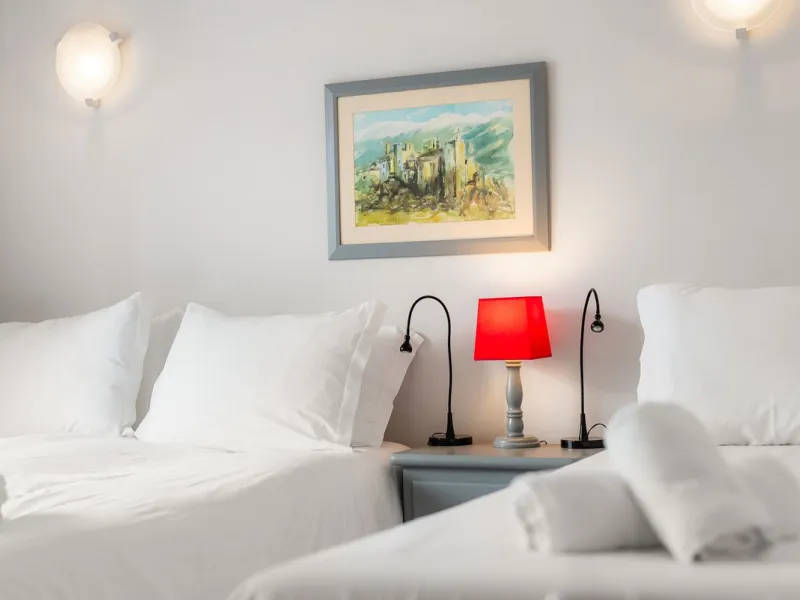 South-facing two-bedroom apartment located in the popular Jardines de Calahonda community.