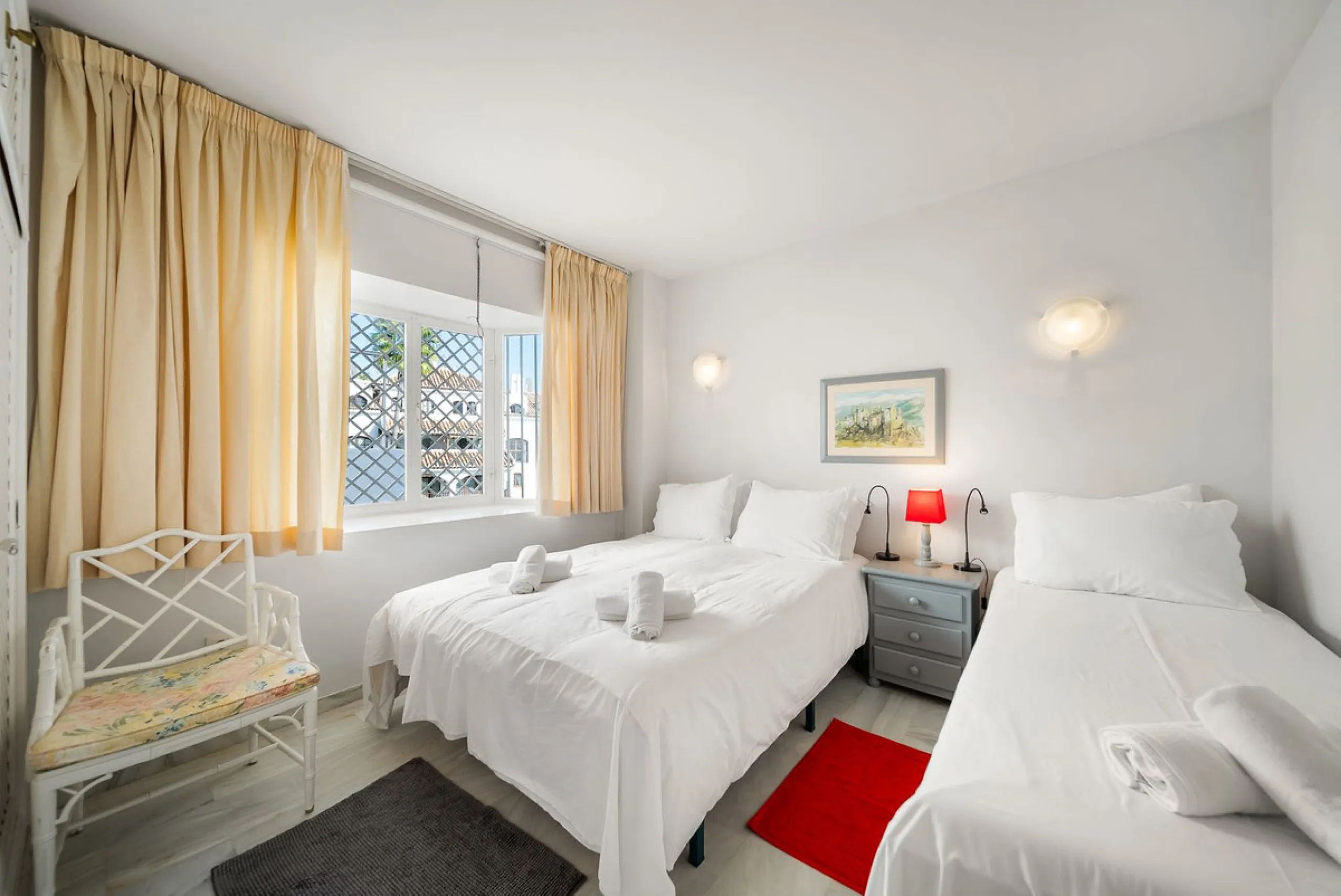 South-facing two-bedroom apartment located in the popular Jardines de Calahonda community.