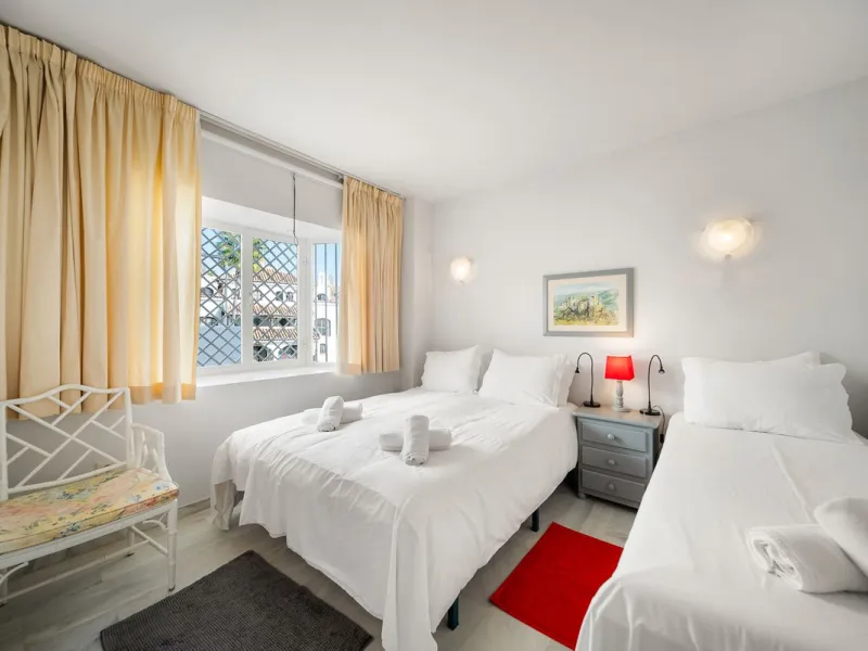 South-facing two-bedroom apartment located in the popular Jardines de Calahonda community.