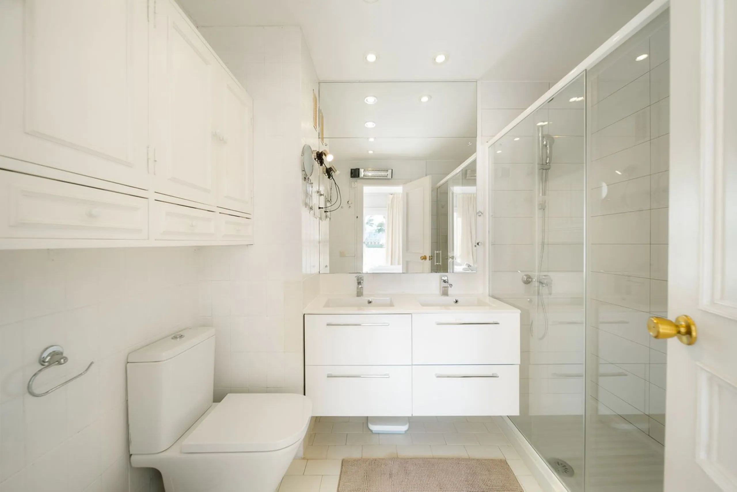 South-facing two-bedroom apartment located in the popular Jardines de Calahonda community.