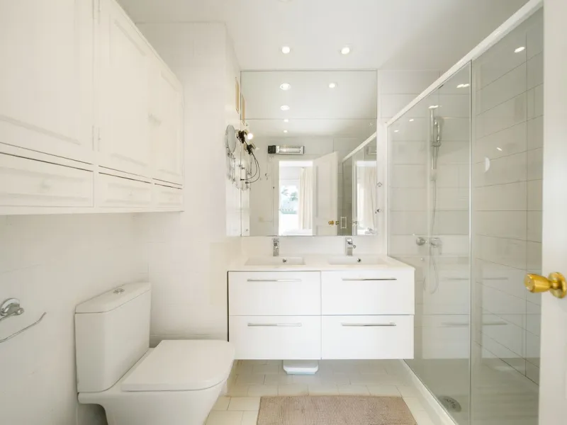 South-facing two-bedroom apartment located in the popular Jardines de Calahonda community.
