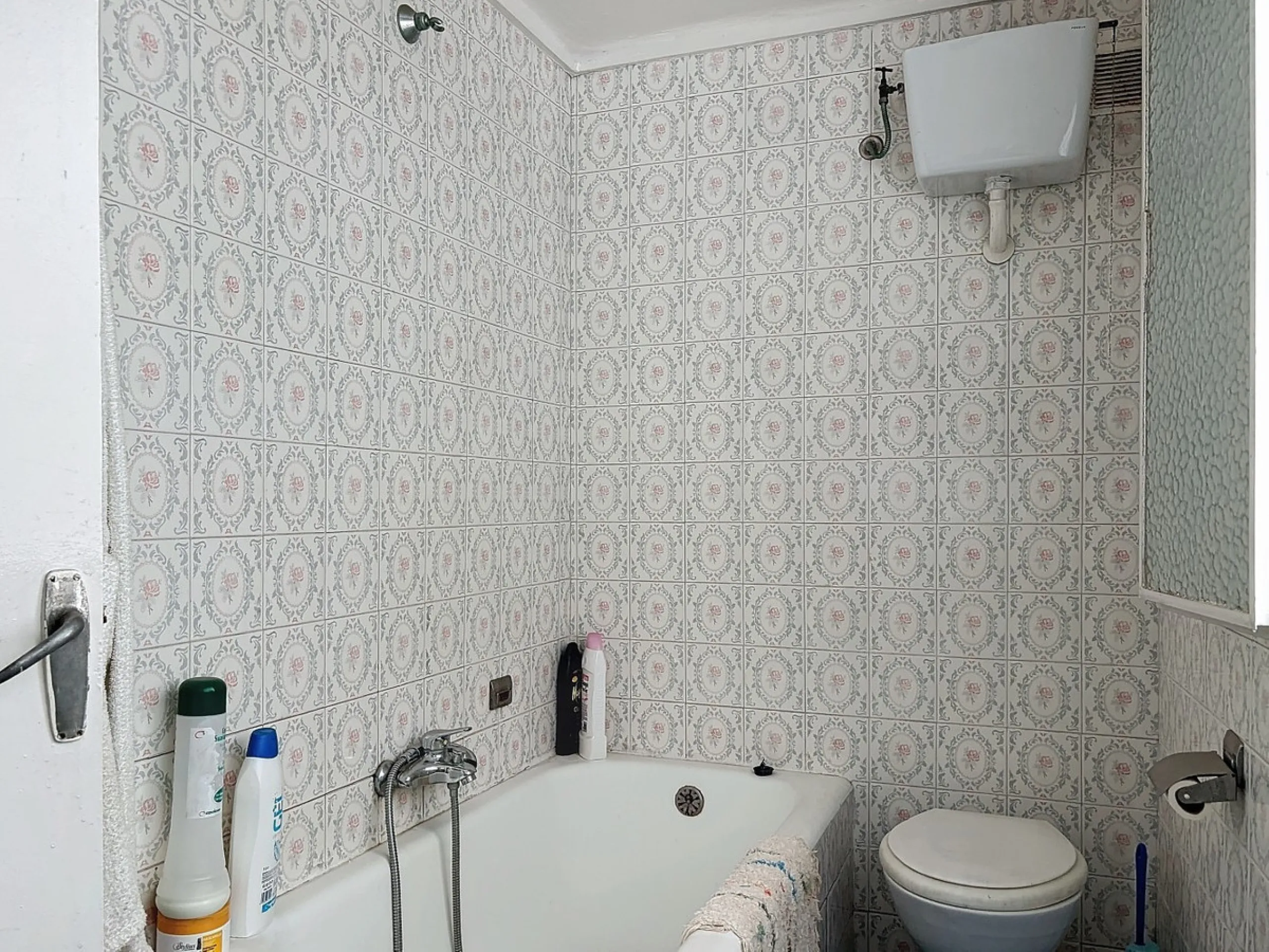 Величественный исторический особняк 1930 года постройки выставлен на продажу в Велесе Малаге, занимает три этажа, отличается впечатляющей архитектурой и множеством универсальных пространств. На первом этаже расположены два коммерческих помещения, располож