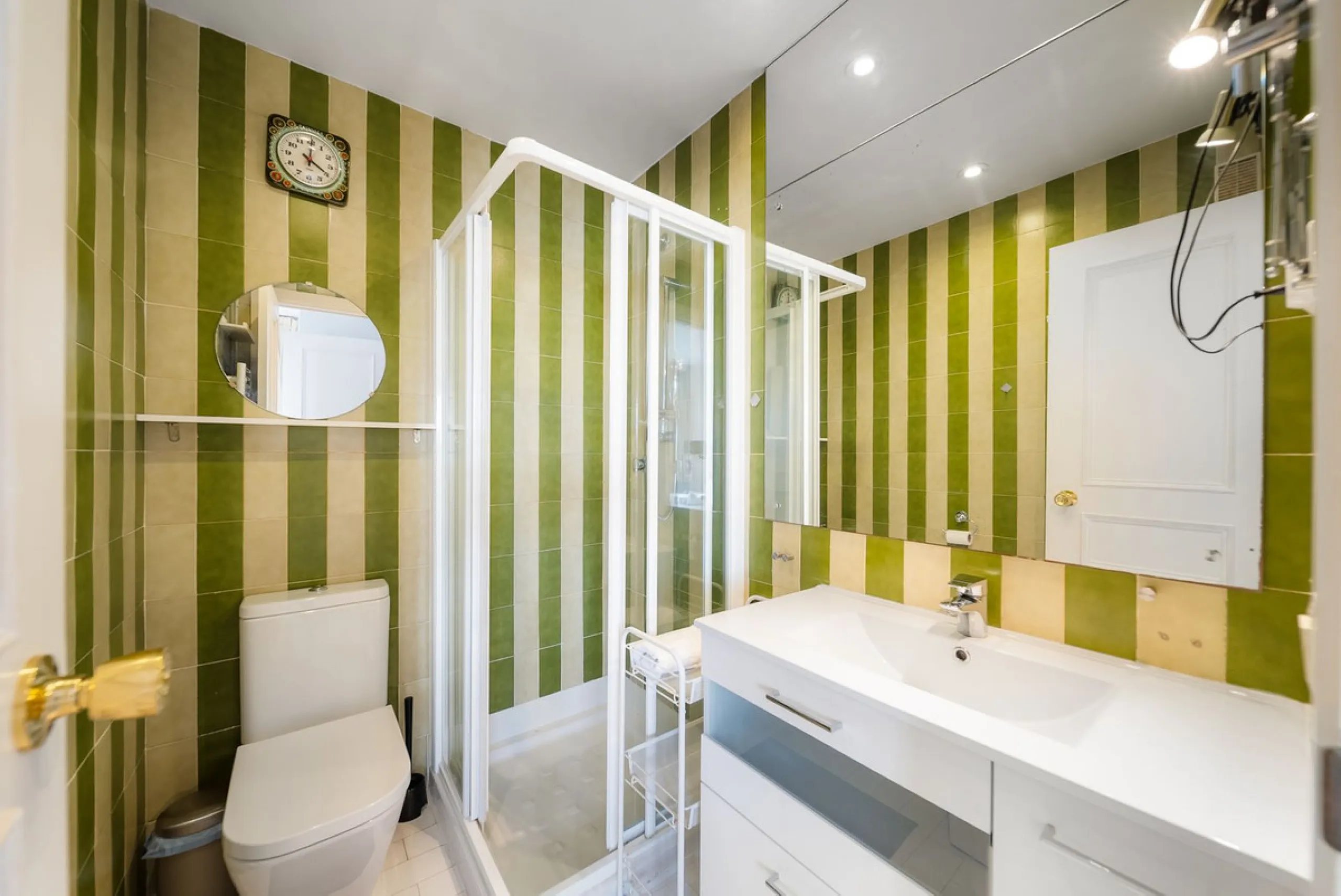 South-facing two-bedroom apartment located in the popular Jardines de Calahonda community.