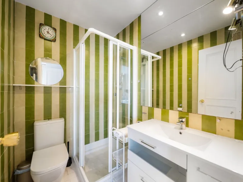 South-facing two-bedroom apartment located in the popular Jardines de Calahonda community.