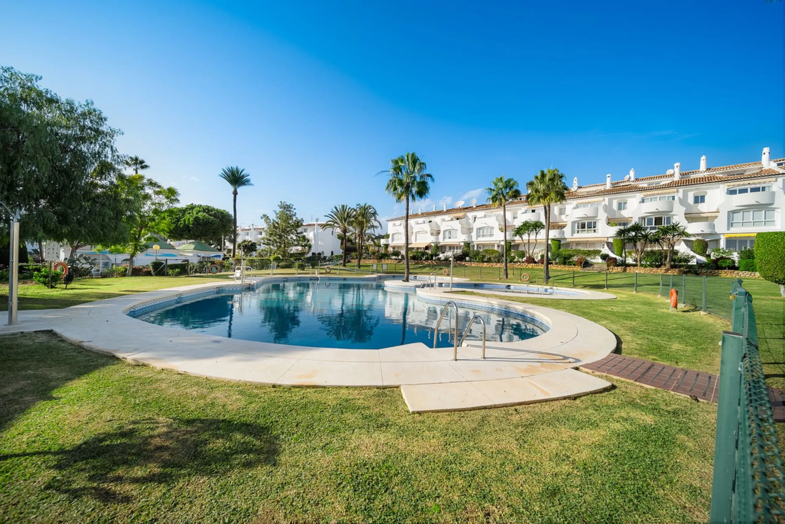 South-facing two-bedroom apartment located in the popular Jardines de Calahonda community.