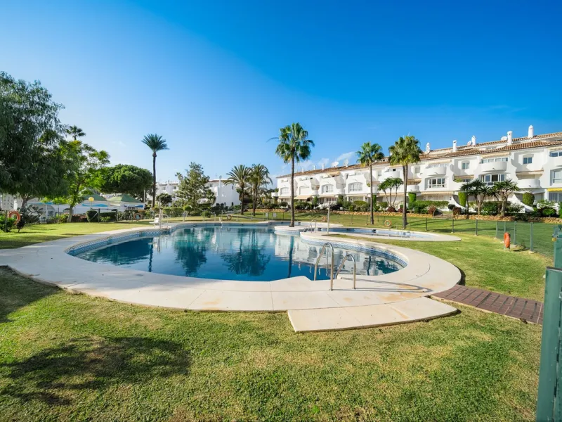 South-facing two-bedroom apartment located in the popular Jardines de Calahonda community.