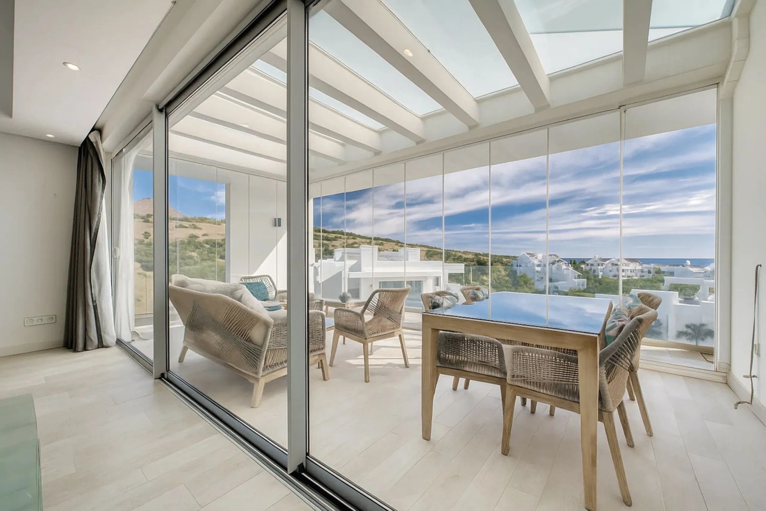 Apartment - Middle Floor Apartment в продаже в Estepona, Málaga. В доме 3 спален и 2 ванных комнат. Площадь дома 130 м²