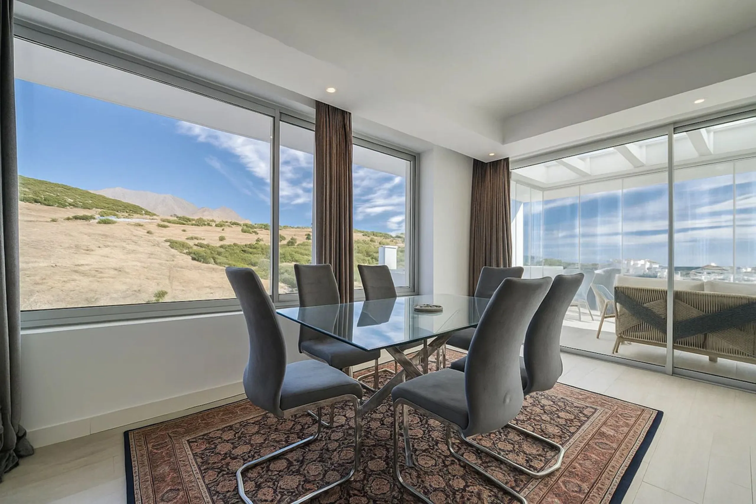 Apartment - Middle Floor Apartment в продаже в Estepona, Málaga. В доме 3 спален и 2 ванных комнат. Площадь дома 130 м²